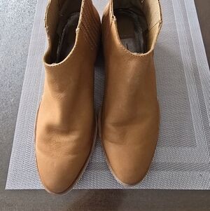 EUC Tan Leather Ankle Boots